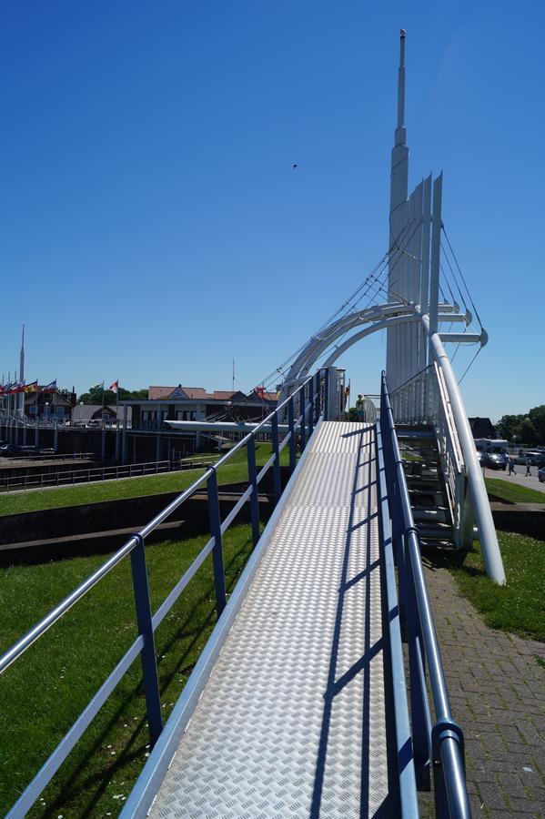 Nordseehotel Benser Hof Am Hafen Бензерзиль Экстерьер фото
